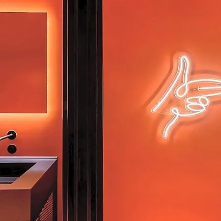 Отель Moxy Pompeii