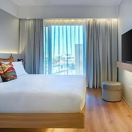 Отель Moxy Pompeii